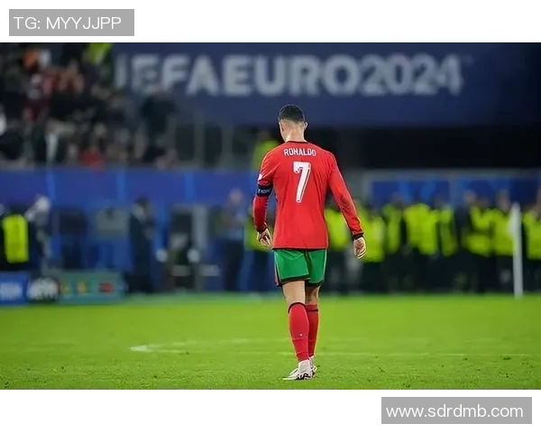 C罗球服的魅力与风格解析足球明星的时尚之选与球迷心声